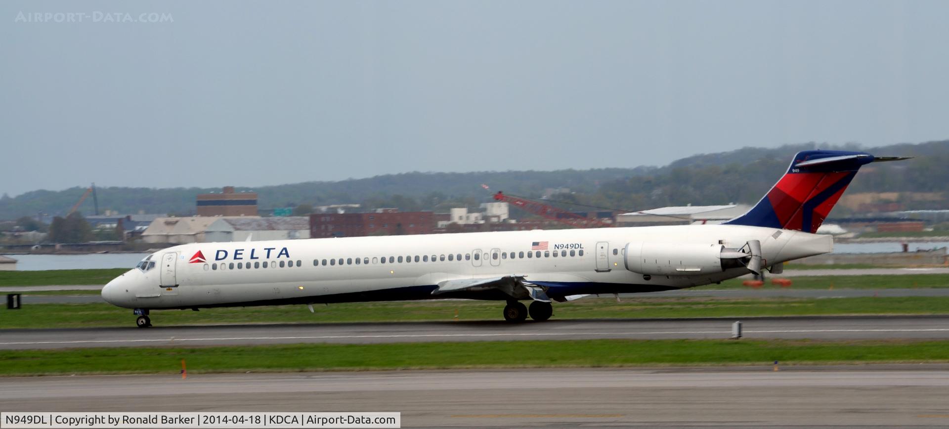 N949DL, 1990 McDonnell Douglas MD-88 C/N 49880, Landing roll National Airport