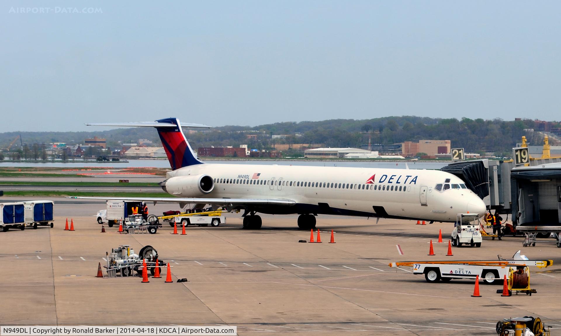 N949DL, 1990 McDonnell Douglas MD-88 C/N 49880, Gat 19 National Airport