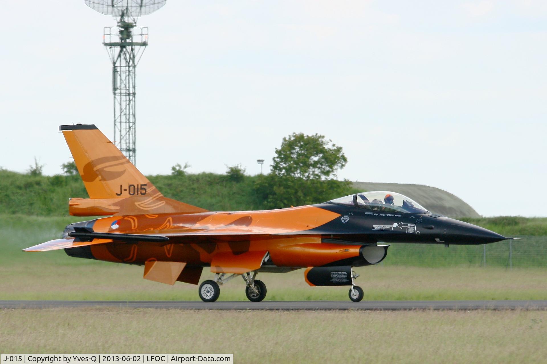J-015, 1991 Fokker F-16A Fighting Falcon C/N 6D-171, Netherlands Air Force General Dynamics-Fokker f-16AM Fighting Falcon, Landing rwy 28, Châteaudun Air Base 279 (LFOC) Open day 2013