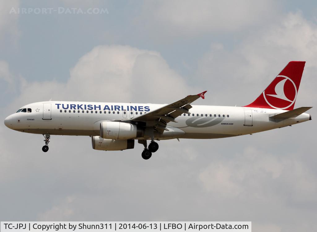 TC-JPJ, 2007 Airbus A320-232 C/N 3239, Landing rwy 32L in new c/s