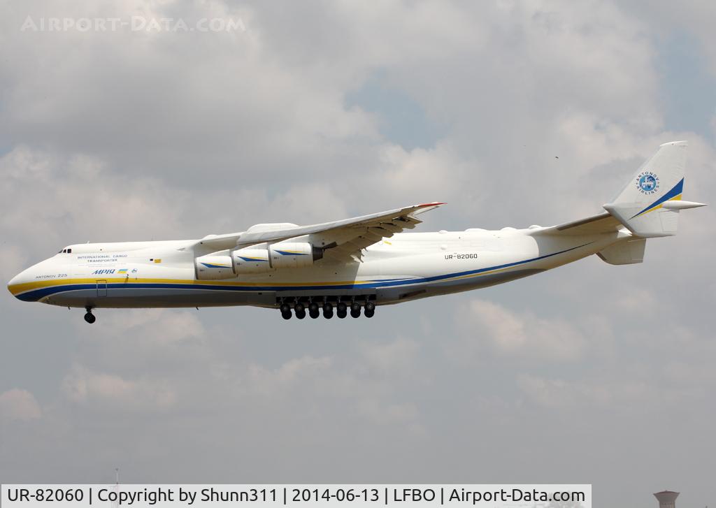 UR-82060, 1988 Antonov An-225 Mriya C/N 19530503763, Landing rwy 32L in new c/s