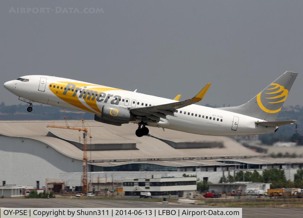 OY-PSE, 2000 Boeing 737-809 C/N 30664, Taking off from rwy 32L
