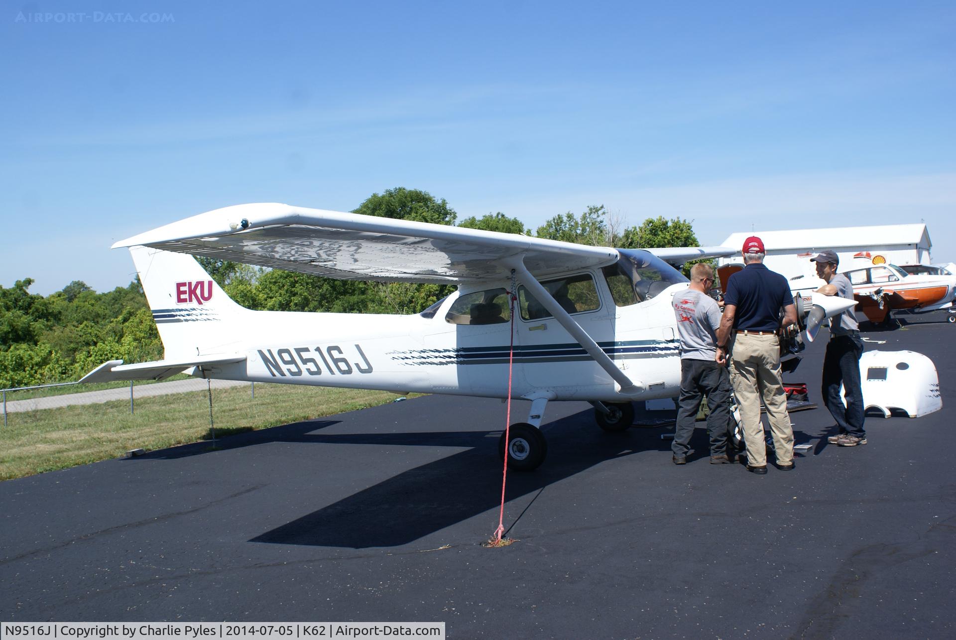 N9516J, 1998 Cessna 172R C/N 17280396, Mechanics repairing after emergency landing here.