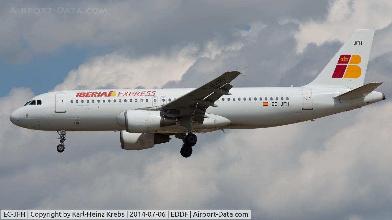 EC-JFH, 2003 Airbus A320-214 C/N 2104, Final RWY 25L