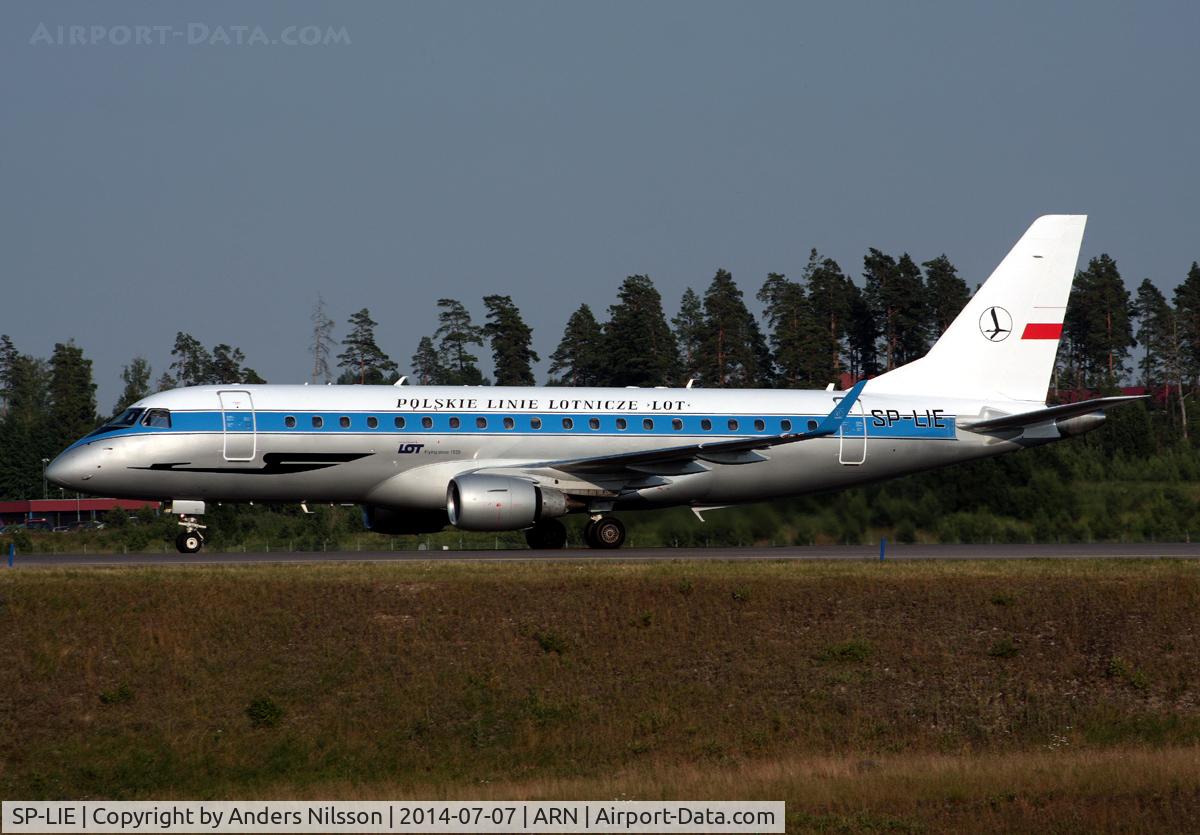 SP-LIE, 2006 Embraer 175LR (ERJ-170-200LR) C/N 17000153, Taxxing in after landing runway 19L.