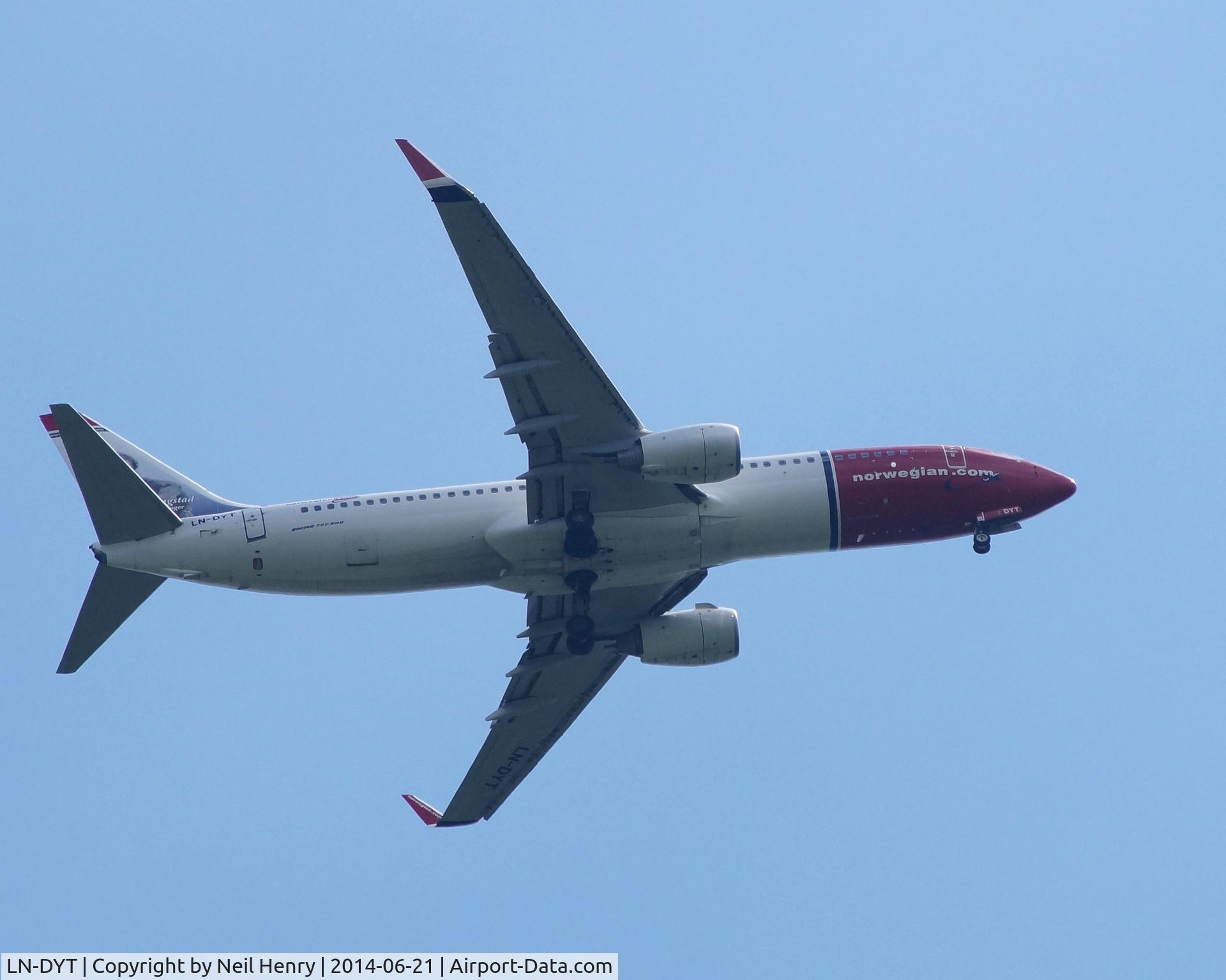 LN-DYT, 2011 Boeing 737-8JP C/N 39048, Aircraft on eastern approach to London Gatwick - over Newchapel, Surrey, UK