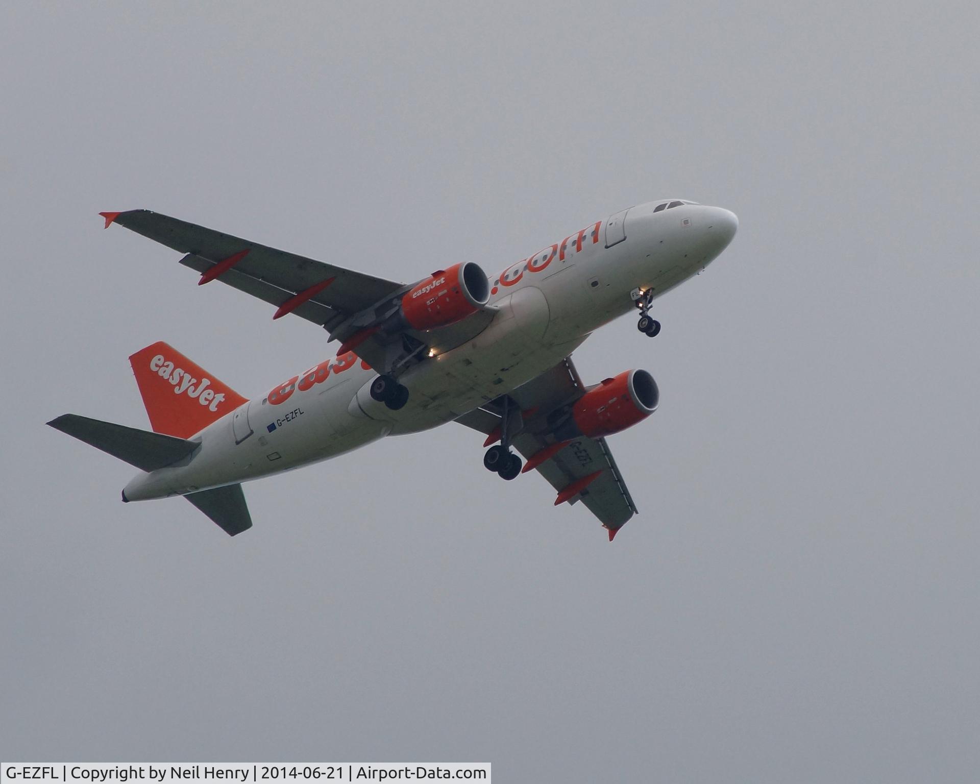 G-EZFL, 2009 Airbus A319-111 C/N 4056, On eastern approach to London Gatwick - over Newchapel, Surrey, UK