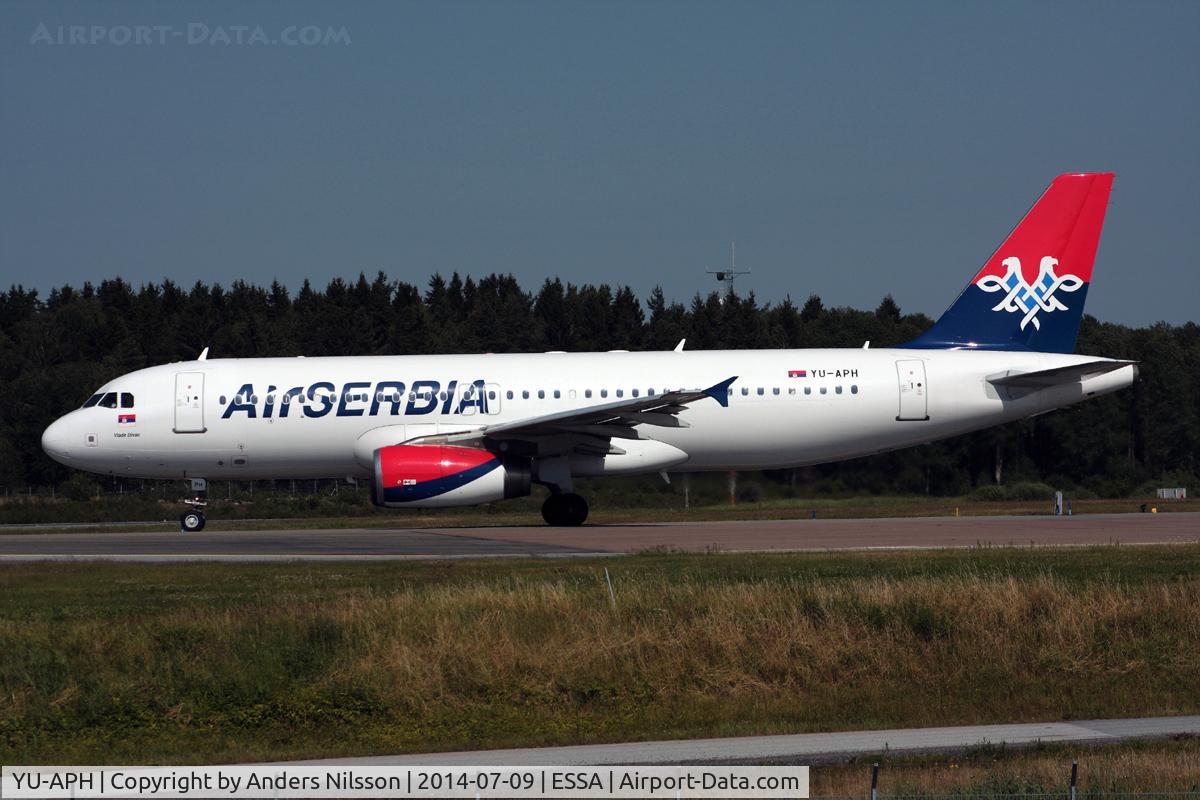 YU-APH, 2005 Airbus A320-232 C/N 2645, Lining up runway 01L.