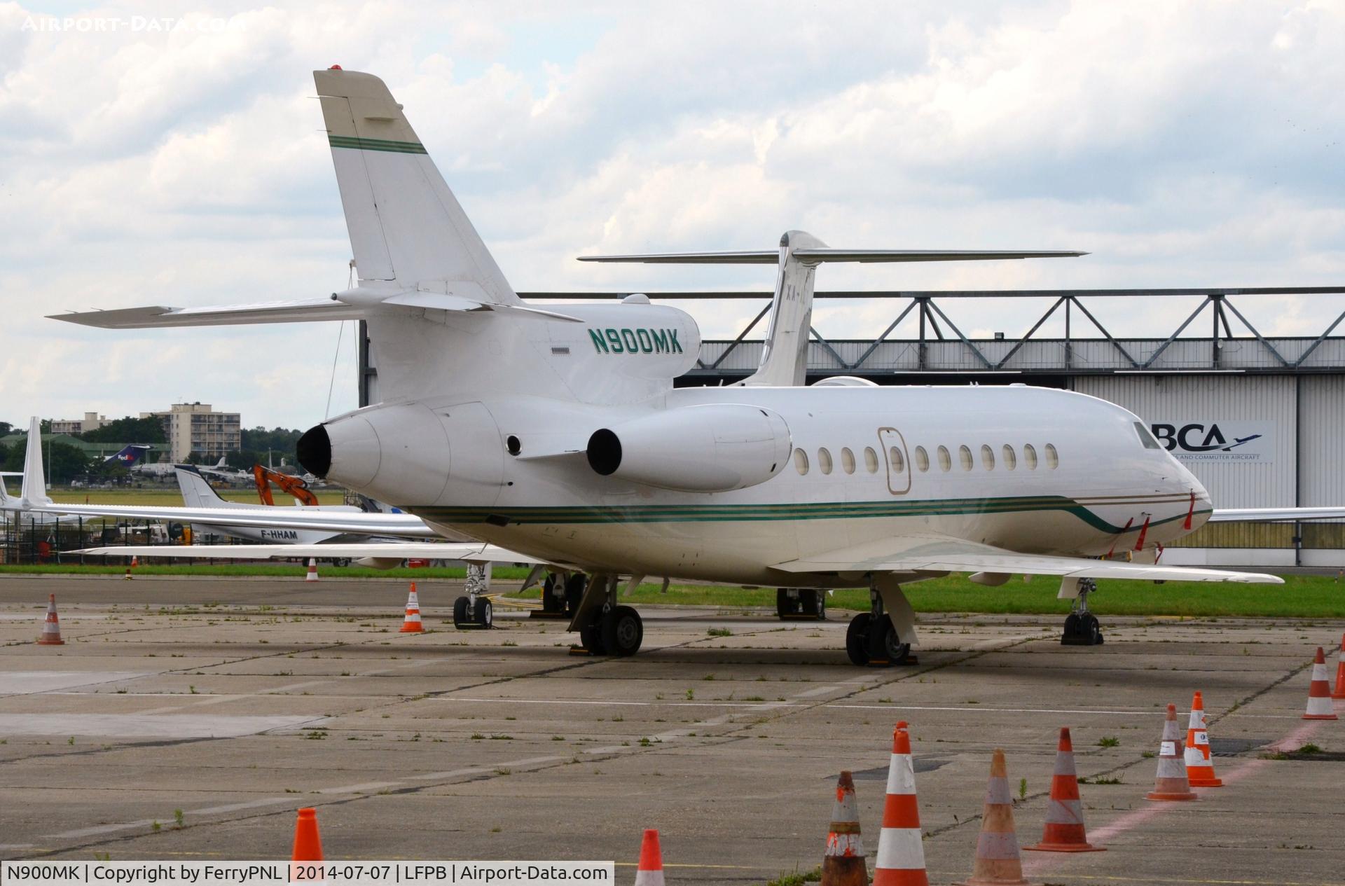 N900MK, 1988 Dassault Falcon 900 C/N 40, Da900 sits on the tarmac at LBG