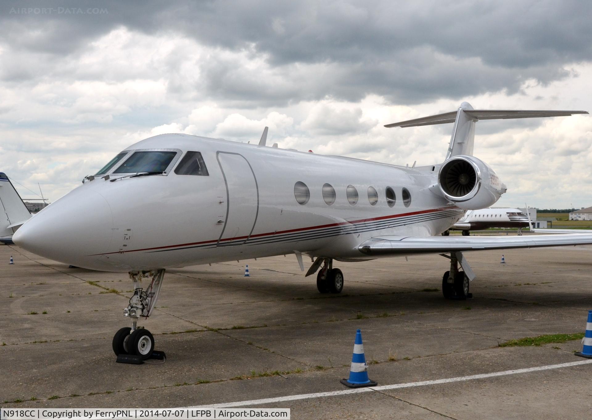 N918CC, Gulfstream Aerospace G-IV C/N 1335, G4 parked right up to the fence in LBG