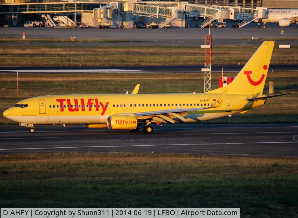 D-AHFY, 2001 Boeing 737-8K5 C/N 30417, Taxiing to the Airport after landing rwy 32L