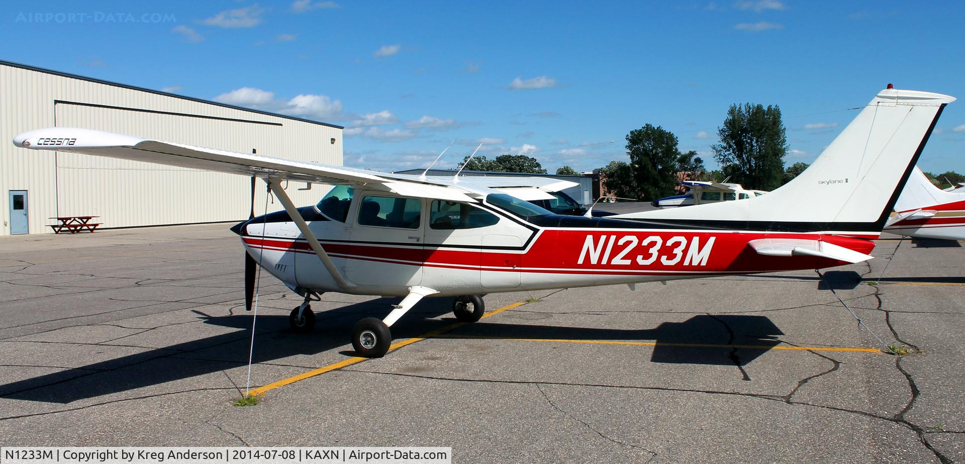 N1233M, 1975 Cessna 182P Skylane C/N 18264251, Cessna 182P Skylane on the line.