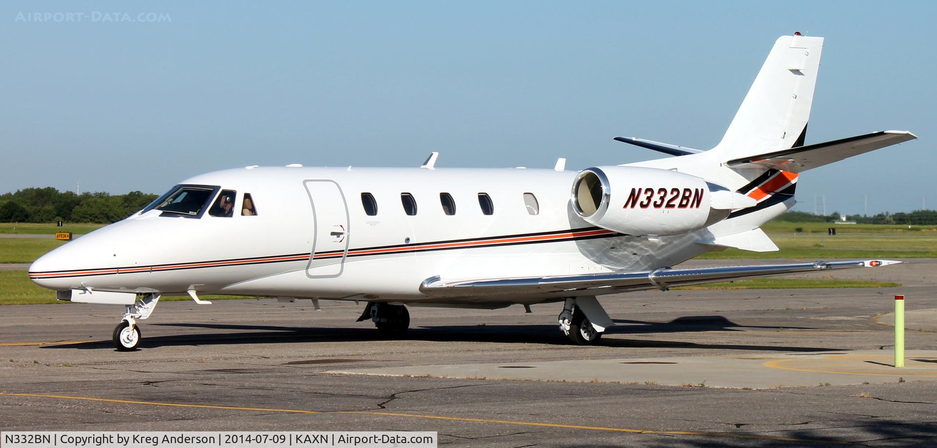 N332BN, Cessna 560XL C/N 560-6052, Cessna 560XL Citation Excel on the ramp.