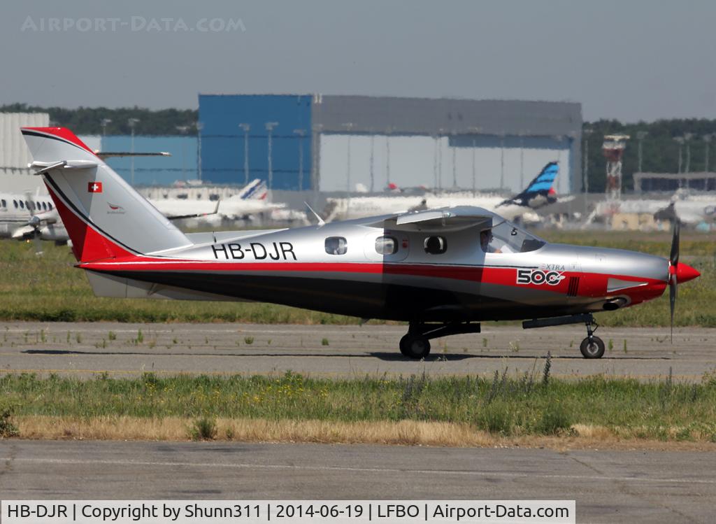 HB-DJR, 2013 Extra EA-500 C/N 1004, Taxiing to the General Aviation area...