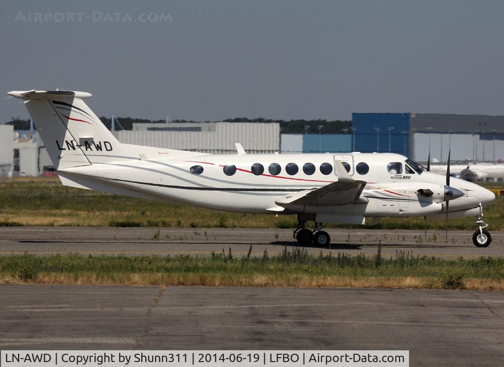 LN-AWD, 1999 Beech Super King Air 350 C/N FL-256, Taxiing to the General Aviation area...