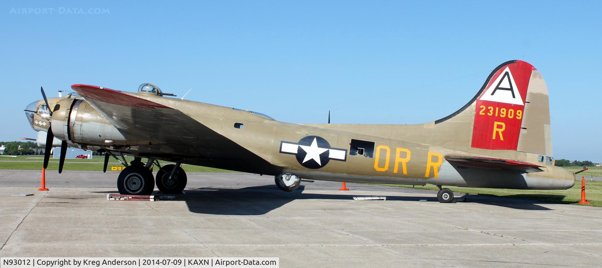 N93012, 1944 Boeing B-17G-30-BO Flying Fortress C/N 32264, Boeing B-17G Flying Fortress on the ramp.