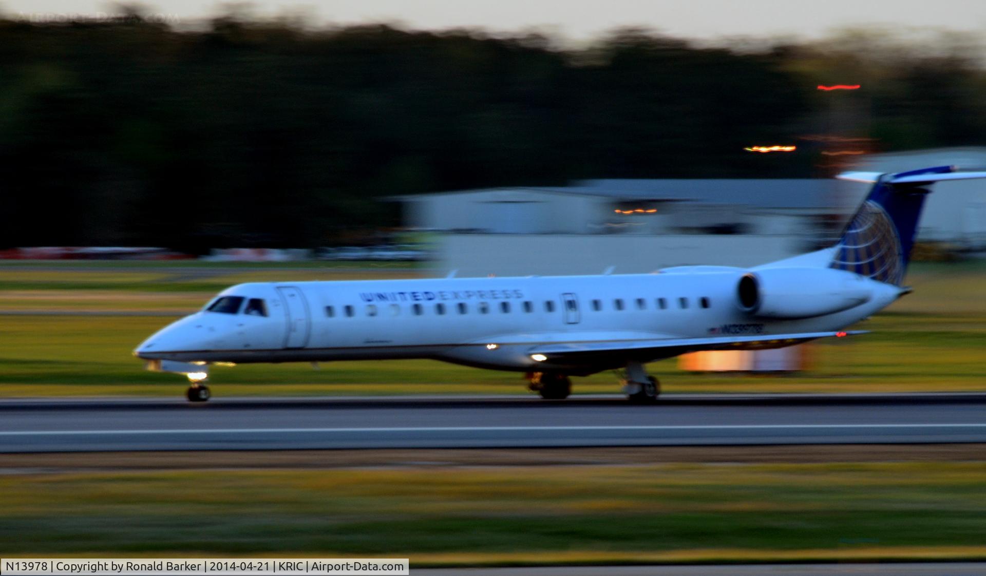 N13978, 1999 Embraer EMB-145LR C/N 145180, Takeoff roll Richmond