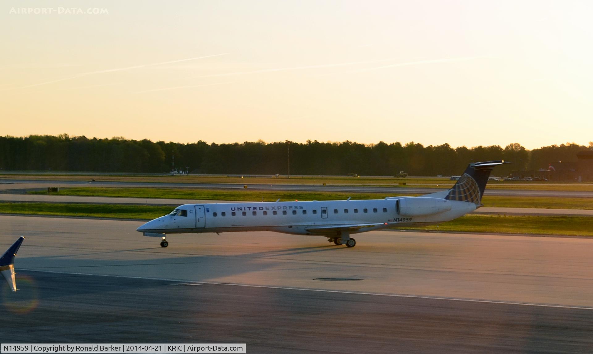 N14959, 1998 Embraer ERJ-145LR (EMB-145LR) C/N 145091, Taxi Richmond