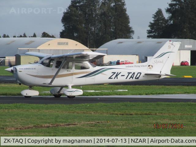 ZK-TAQ, Cessna 172R C/N 17280754, busy flying club bee