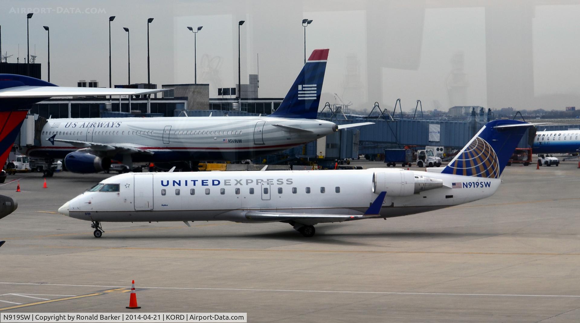 N919SW, 2002 Bombardier CRJ-200LR (CL-600-2B19) C/N 7657, Taxi O'Hare