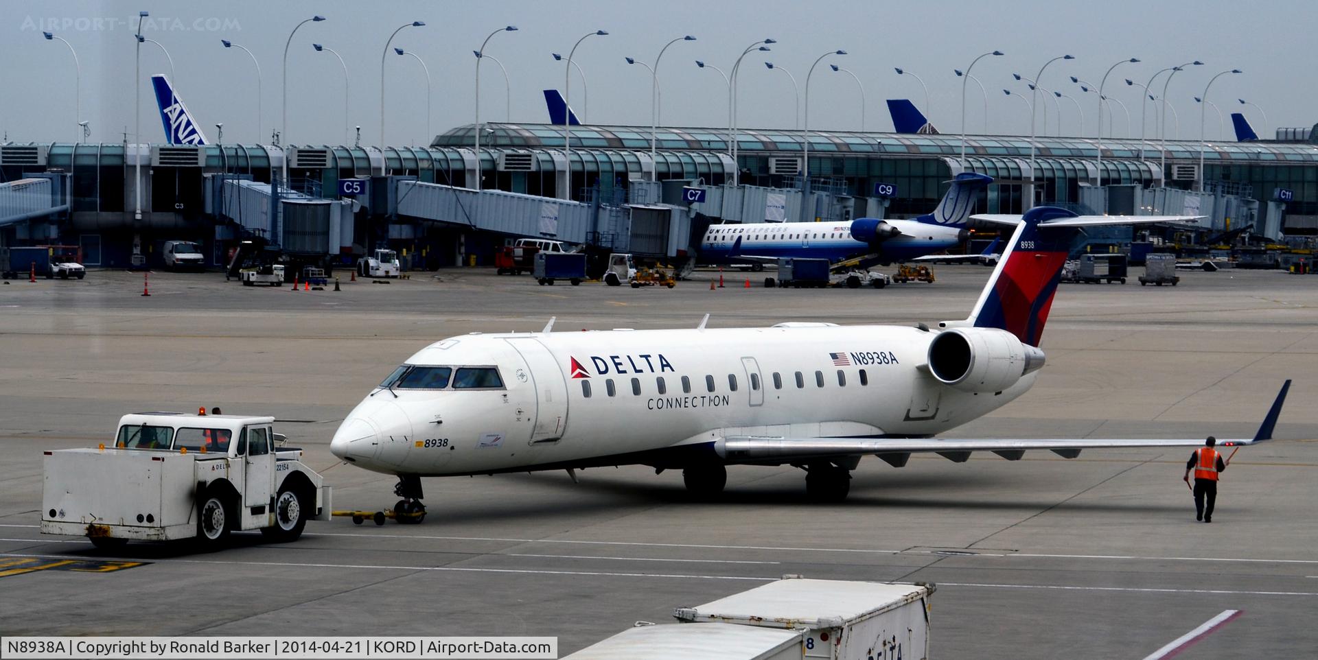 N8938A, 2004 Bombardier CRJ-200 (CL-600-2B19) C/N 7938, Pushback O'Hare