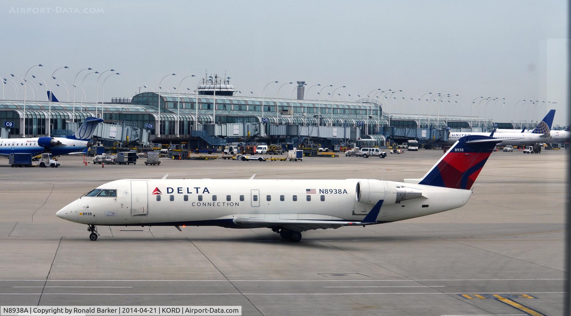 N8938A, 2004 Bombardier CRJ-200 (CL-600-2B19) C/N 7938, Taxi O'Hare