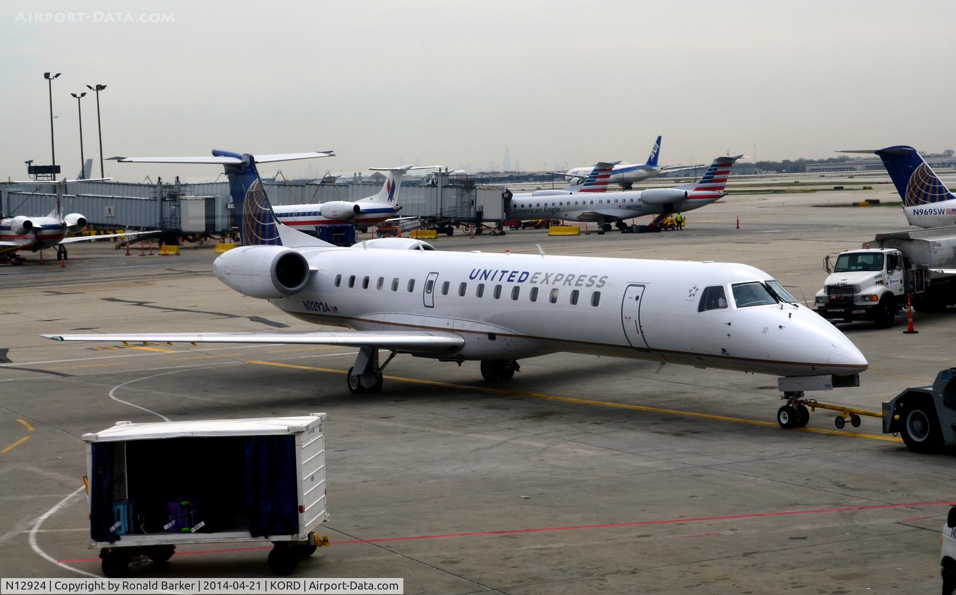 N12924, 2000 Embraer ERJ-145LR (EMB-145LR) C/N 145311, Pushback O'Hare