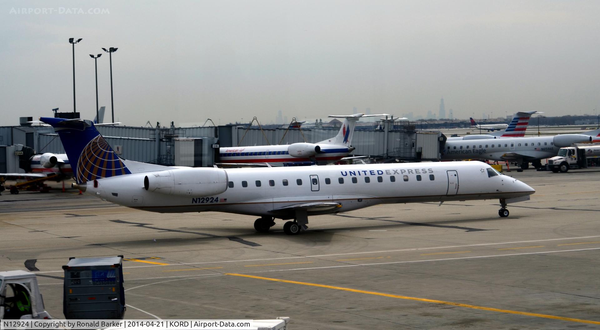 N12924, 2000 Embraer ERJ-145LR (EMB-145LR) C/N 145311, Taxi O'Hare