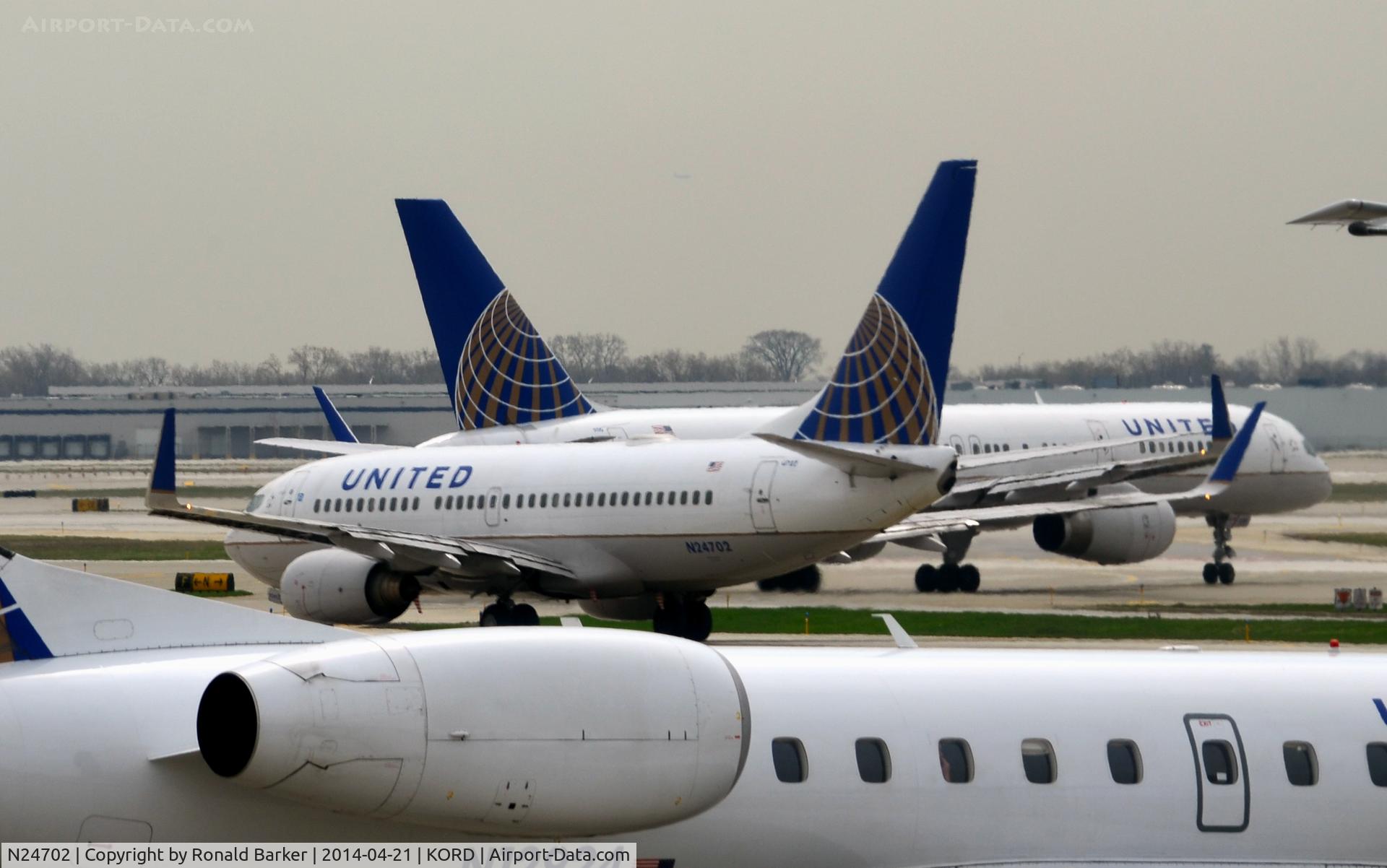 N24702, 1998 Boeing 737-724 C/N 28763, Taxi O'Hare