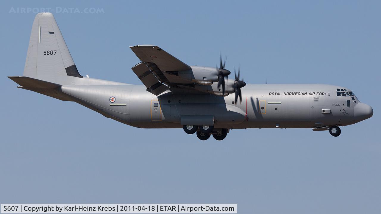 5607, 2009 Lockheed Martin C-130J-30 Super Hercules C/N 382-5607, final RWY 08