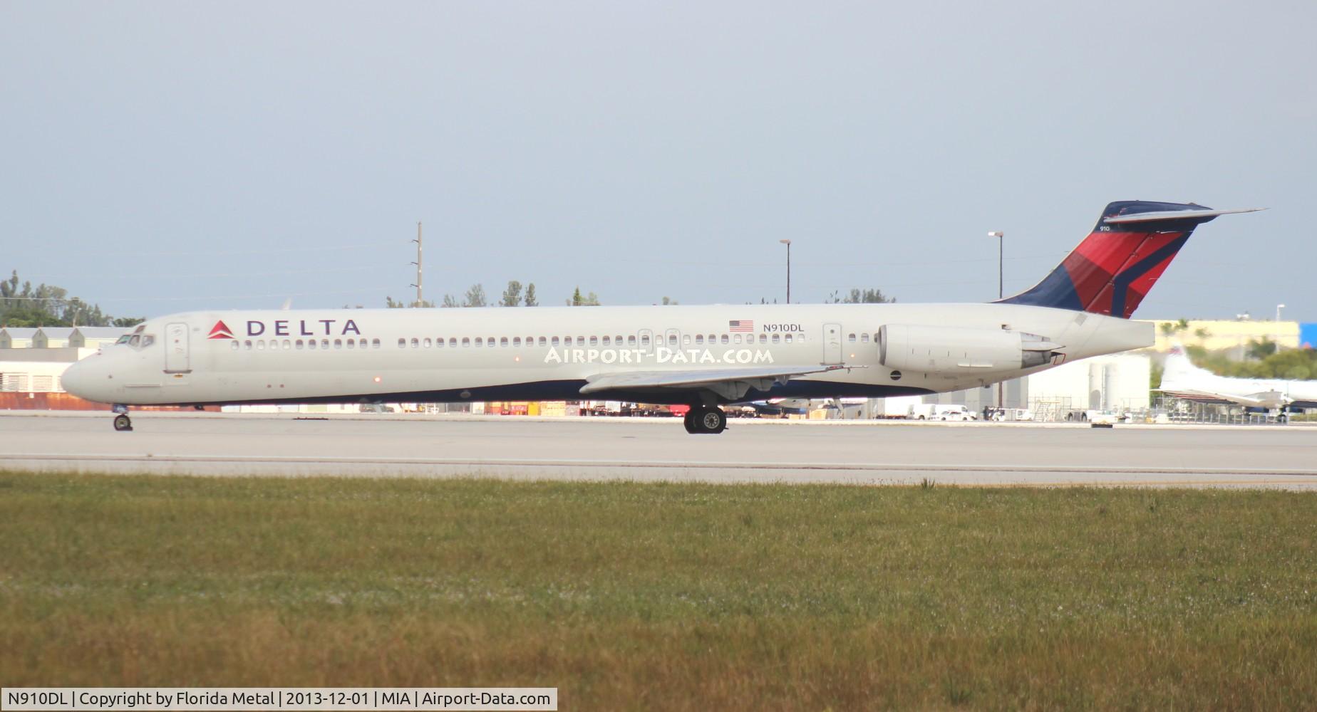 N910DL, 1987 McDonnell Douglas MD-88 C/N 49541, Delta MD-88