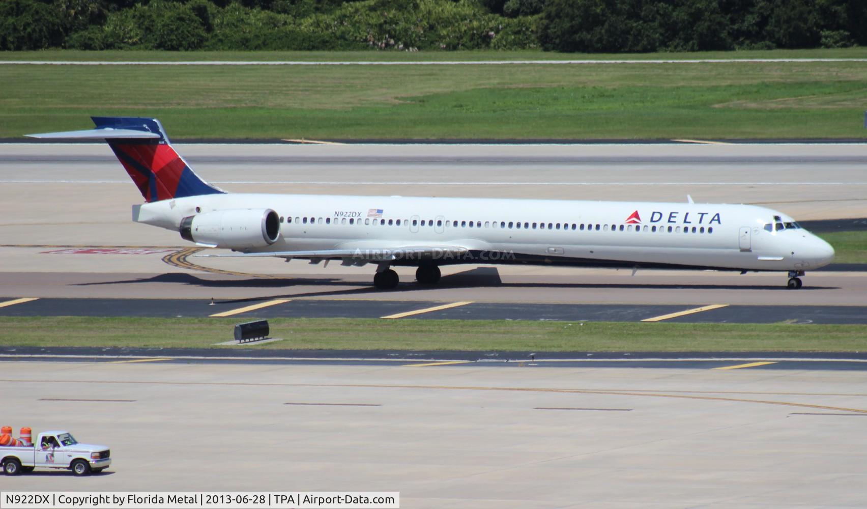 N922DX, 1997 McDonnell Douglas MD-90-30 C/N 53584, Delta MD-90