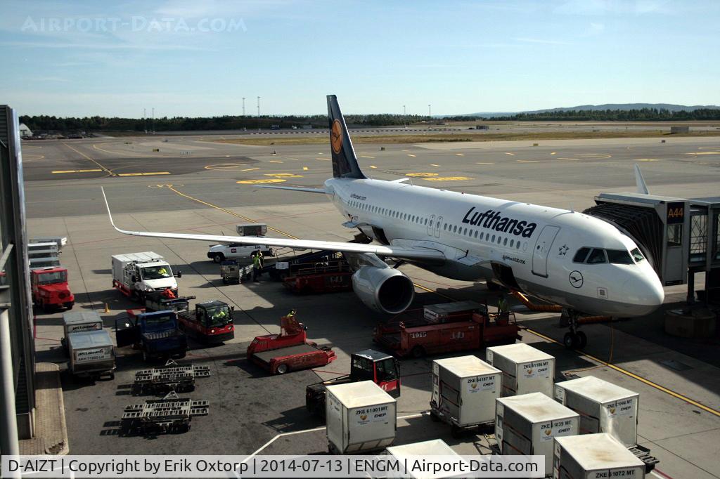 D-AIZT, 2013 Airbus A320-214 C/N 5601, D-AIZT at the gate in OSL