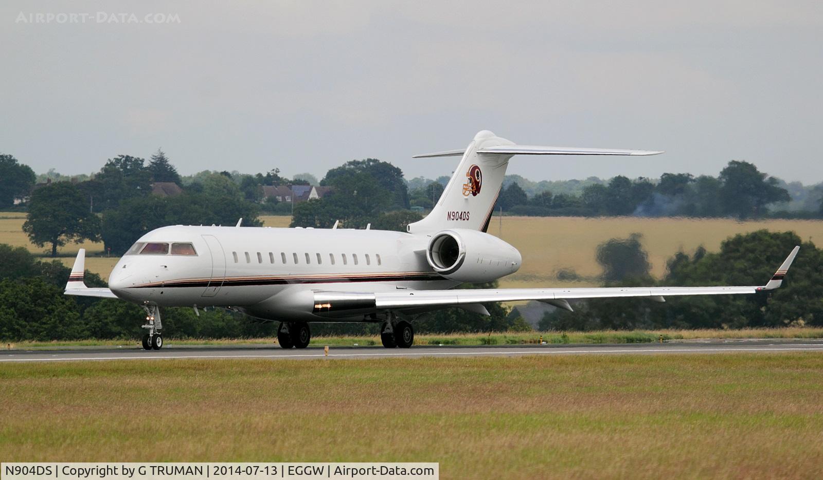 N904DS, 2002 Bombardier BD-700-1A10 Global Express C/N 9118, Departing Luton on a humid, hazy day