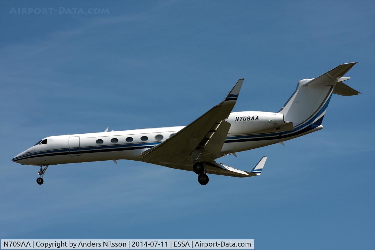 N709AA, 2001 Gulfstream Aerospace G-V C/N 635, Short final 01L.
