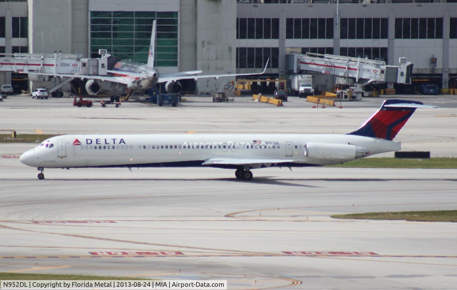 N952DL, 1990 McDonnell Douglas MD-88 C/N 49883, Delta MD-88