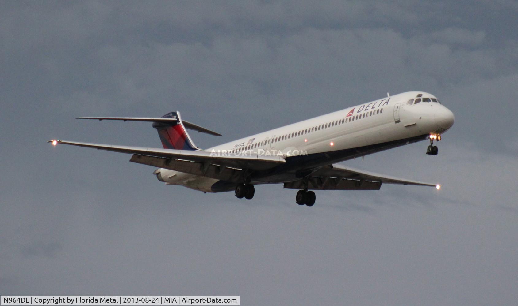N964DL, 1990 McDonnell Douglas MD-88 C/N 49983, Delta MD-88