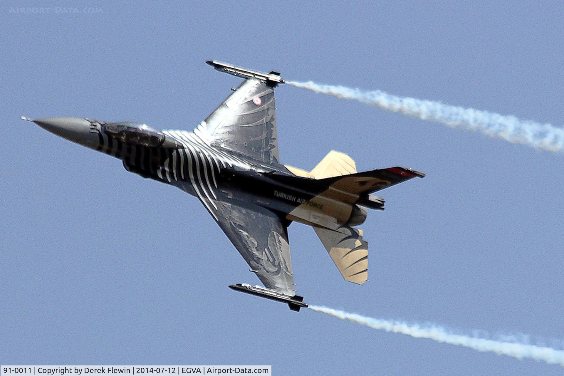 91-0011, TAI (Turkish Aerospace Industries) F-16C Fighting Falcon C/N 4R-91, RIAT 2014, F-16C, 141 Filo, Turkish Air Force, tight turn, smoke on.