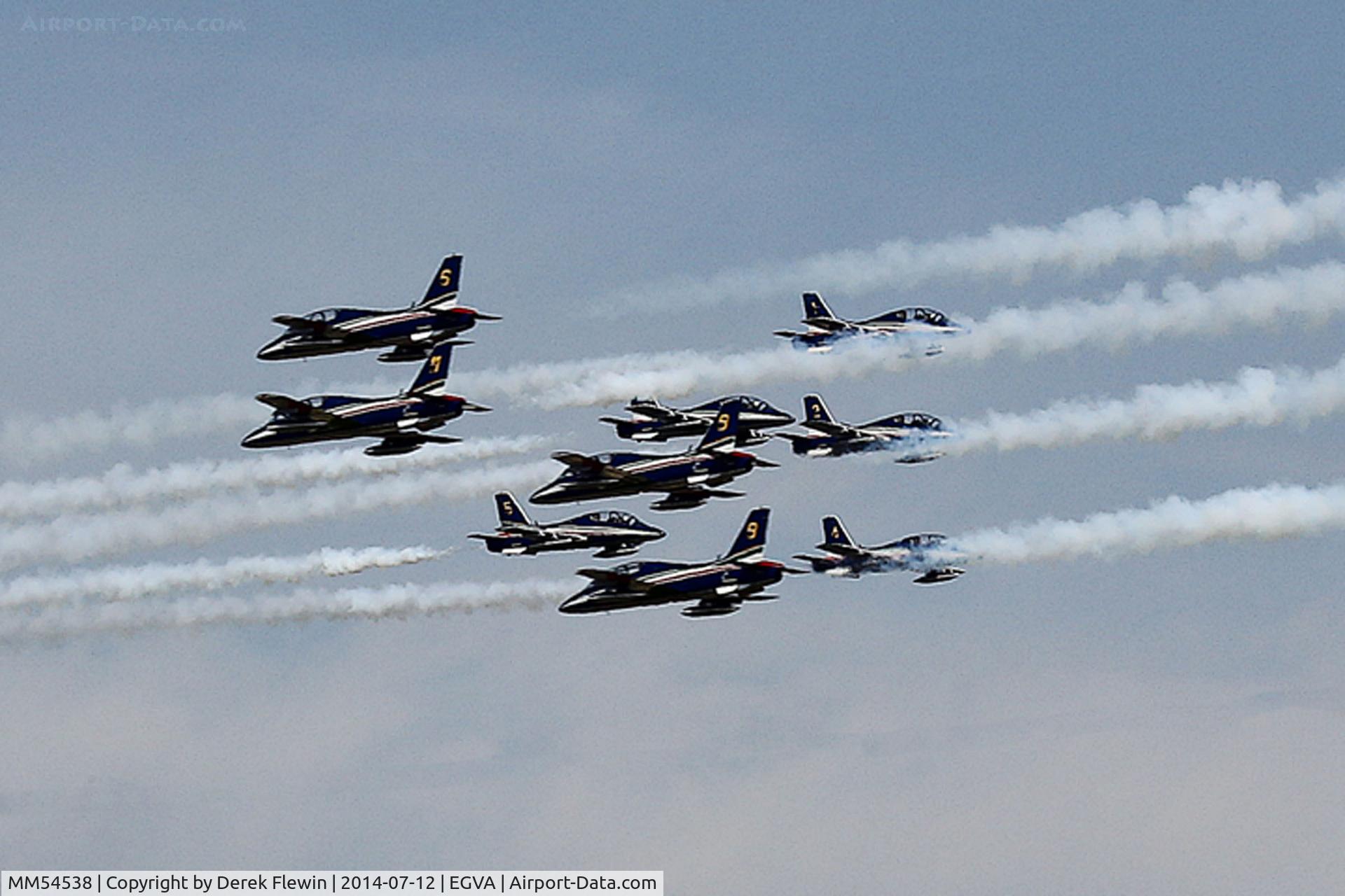 MM54538, Aermacchi MB-339PAN C/N 6759/154/AA070, RIAT 2014, MB-339A, Frecce Tricolori, converging flight, white smoke on.