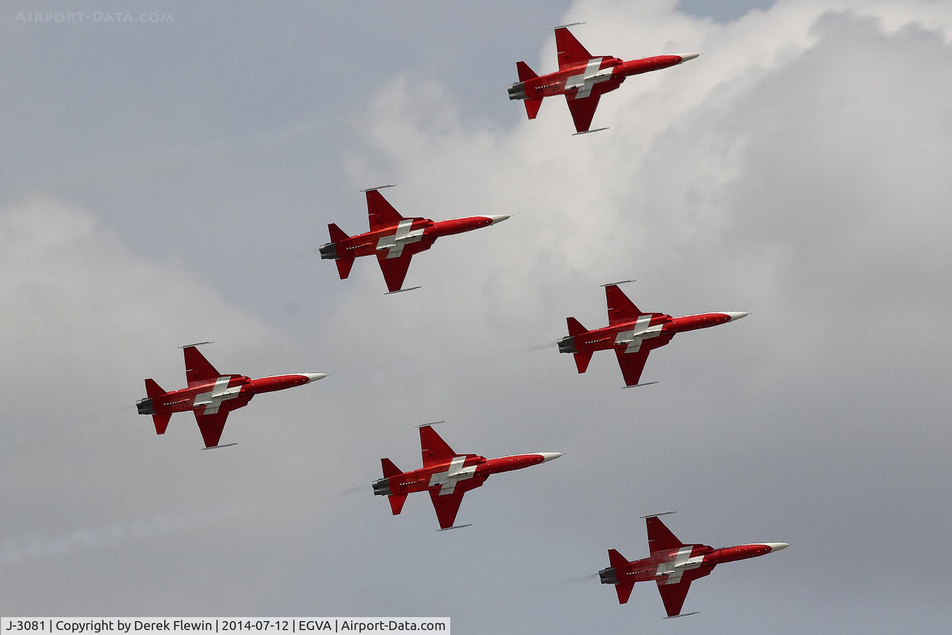 J-3081, Northrop F-5E Tiger II C/N L.1081, RIAT 2014,  F-5E Tiger II, Patrouille Suisse, climbing turn, runway 09 at EGVA.