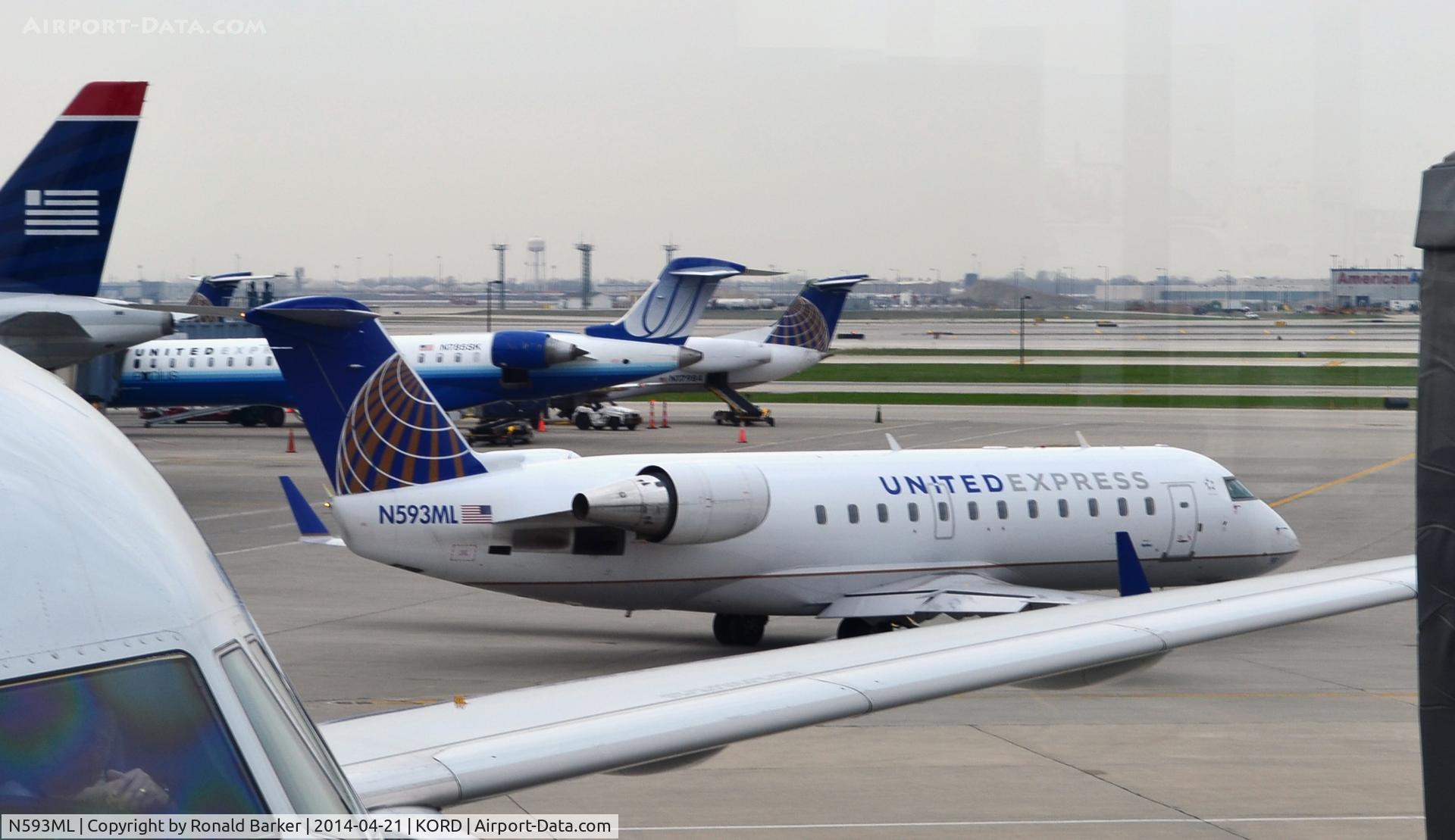 N593ML, 2001 Bombardier CRJ-200ER (CL-600-2B19) C/N 7465, Taxi O'Hare