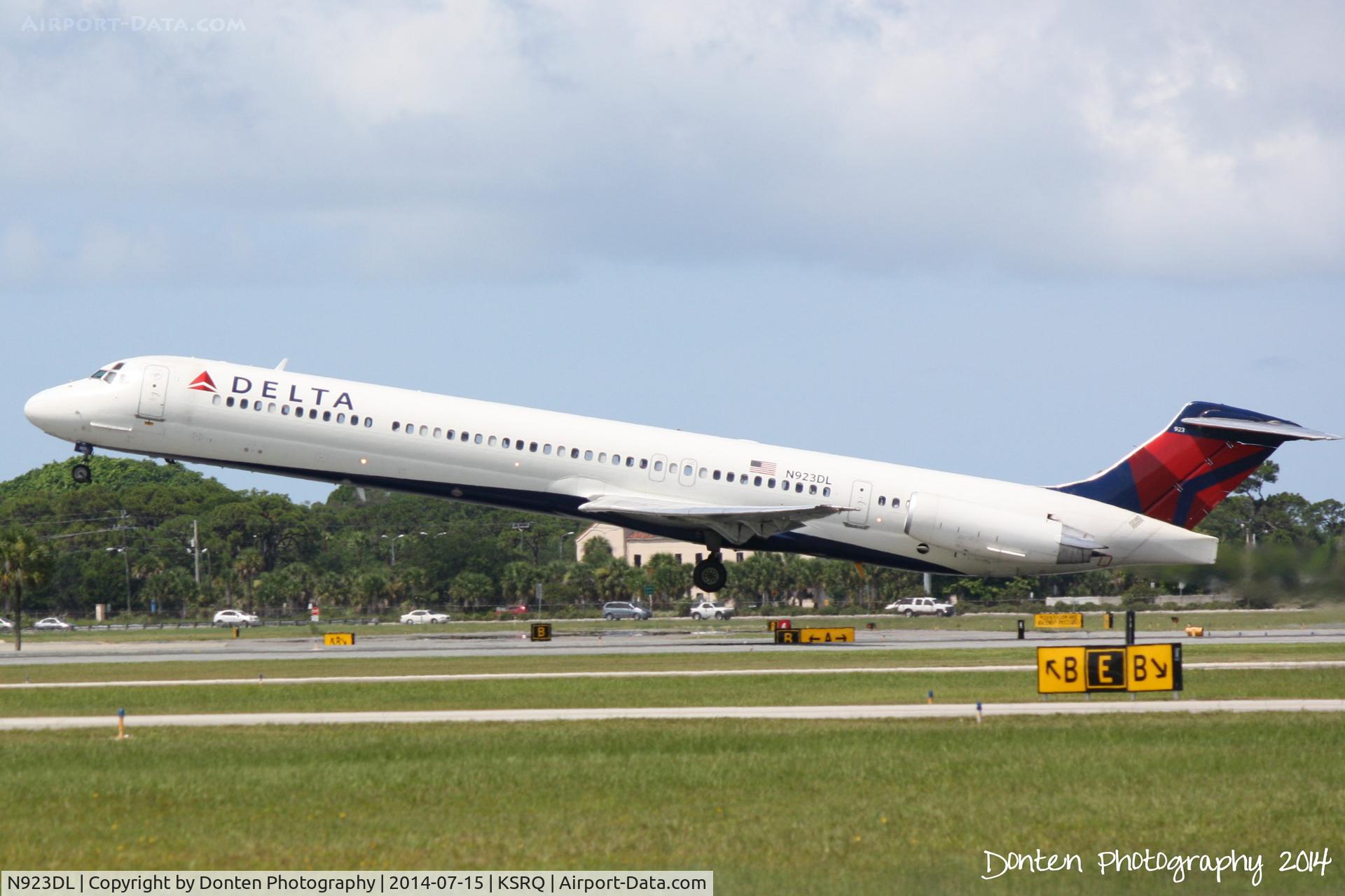 N923DL, 1988 McDonnell Douglas MD-88 C/N 49705, Delta Flight 2298 (N923DL) departs Sarasota-Bradenton International Airport enroute to Hartsfield-Jackson Atlanta International Airport