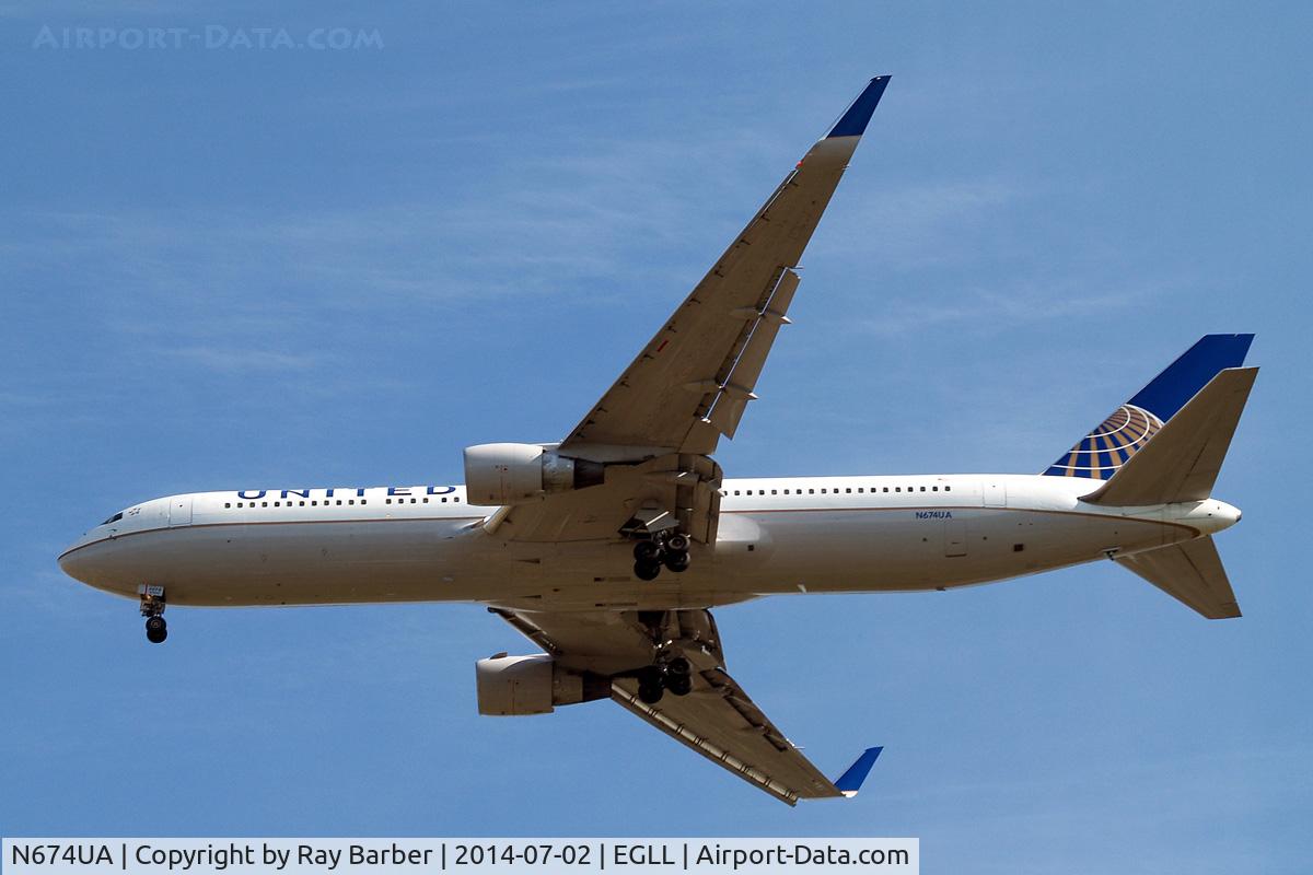N674UA, 2000 Boeing 767-322 C/N 29242, Boeing 767-322ER [29242] (United Airlines) Home~G 02/07/2014. On approach 27R.