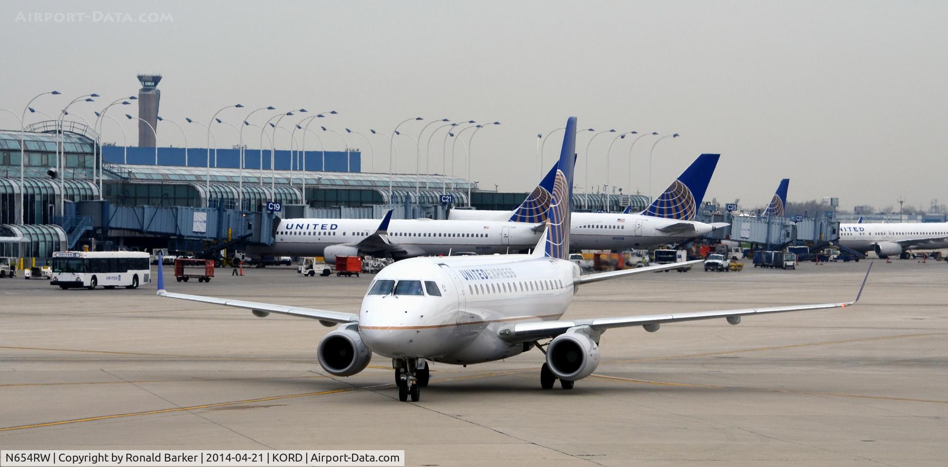 N654RW, 2005 Embraer 170SE (ERJ-170-100SE) C/N 17000104, Taxi O'Hare