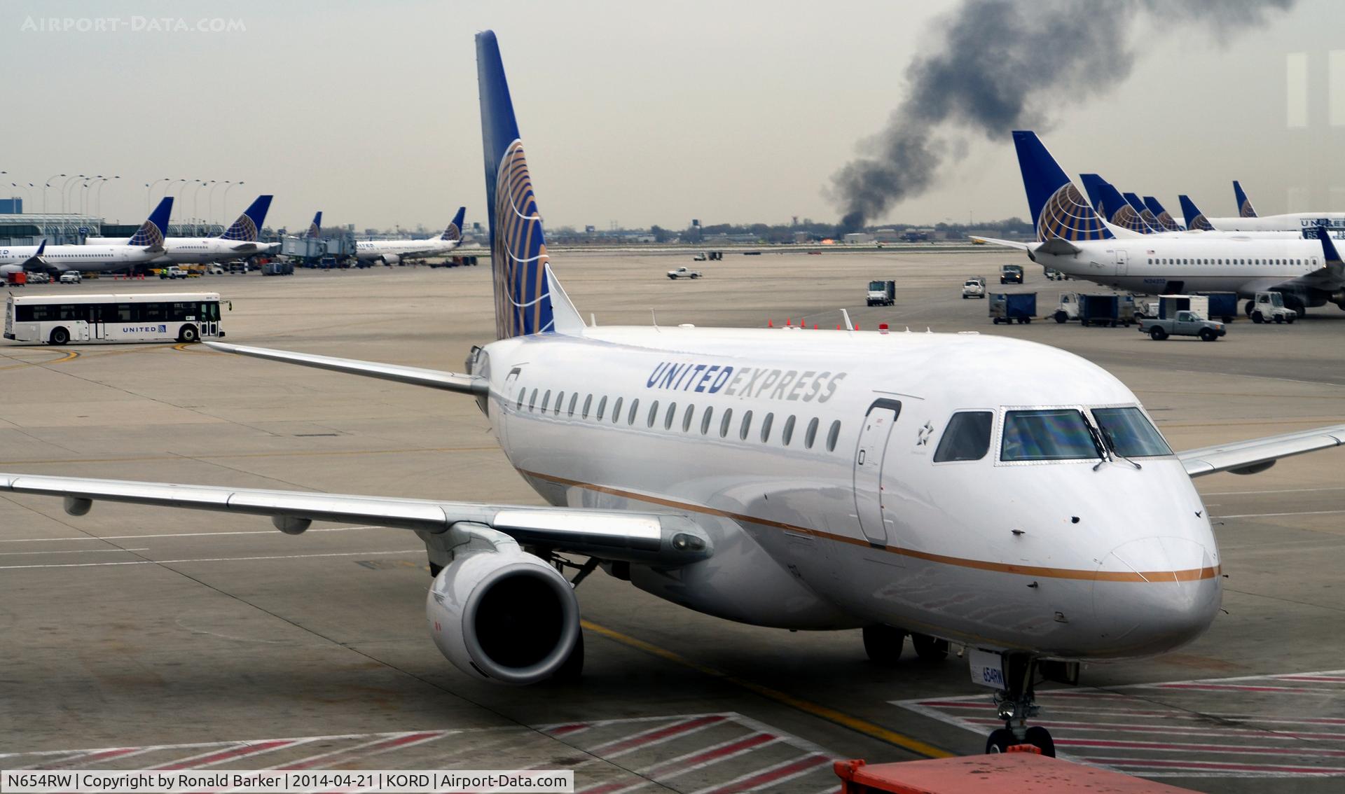 N654RW, 2005 Embraer 170SE (ERJ-170-100SE) C/N 17000104, Taxi O'Hare