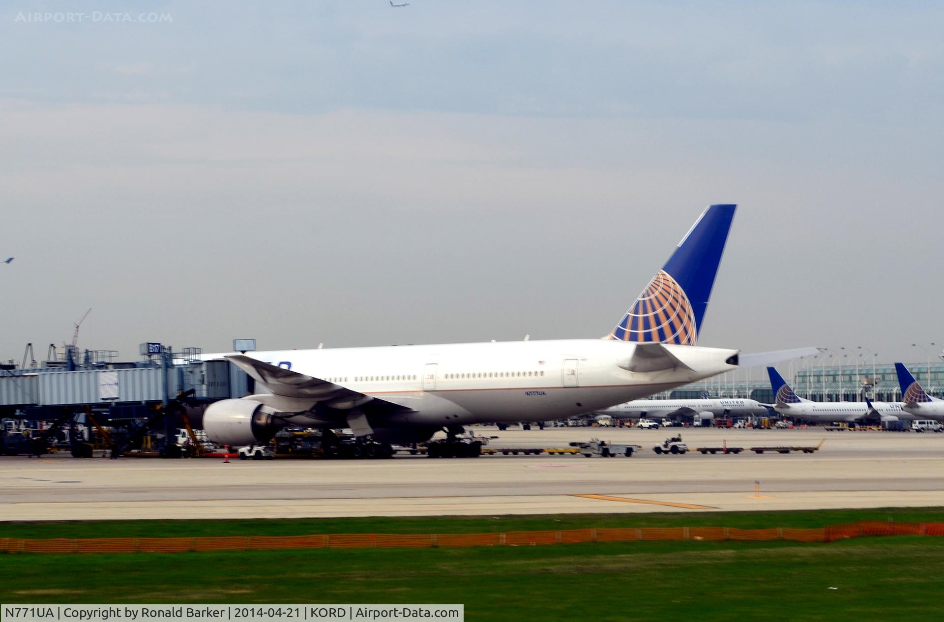 N771UA, 1995 Boeing 777-222 C/N 26932, Gate B7 O'Hare