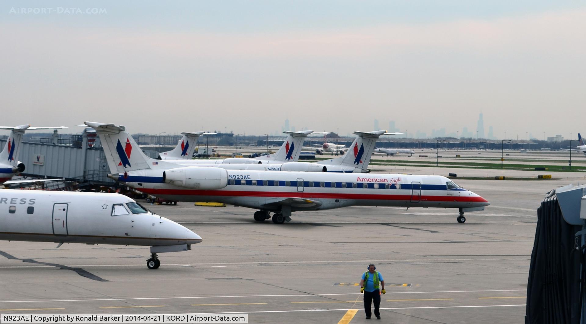 N923AE, 2005 Embraer ERJ-145LR (EMB-145LR) C/N 14500907, Taxi O'Hare