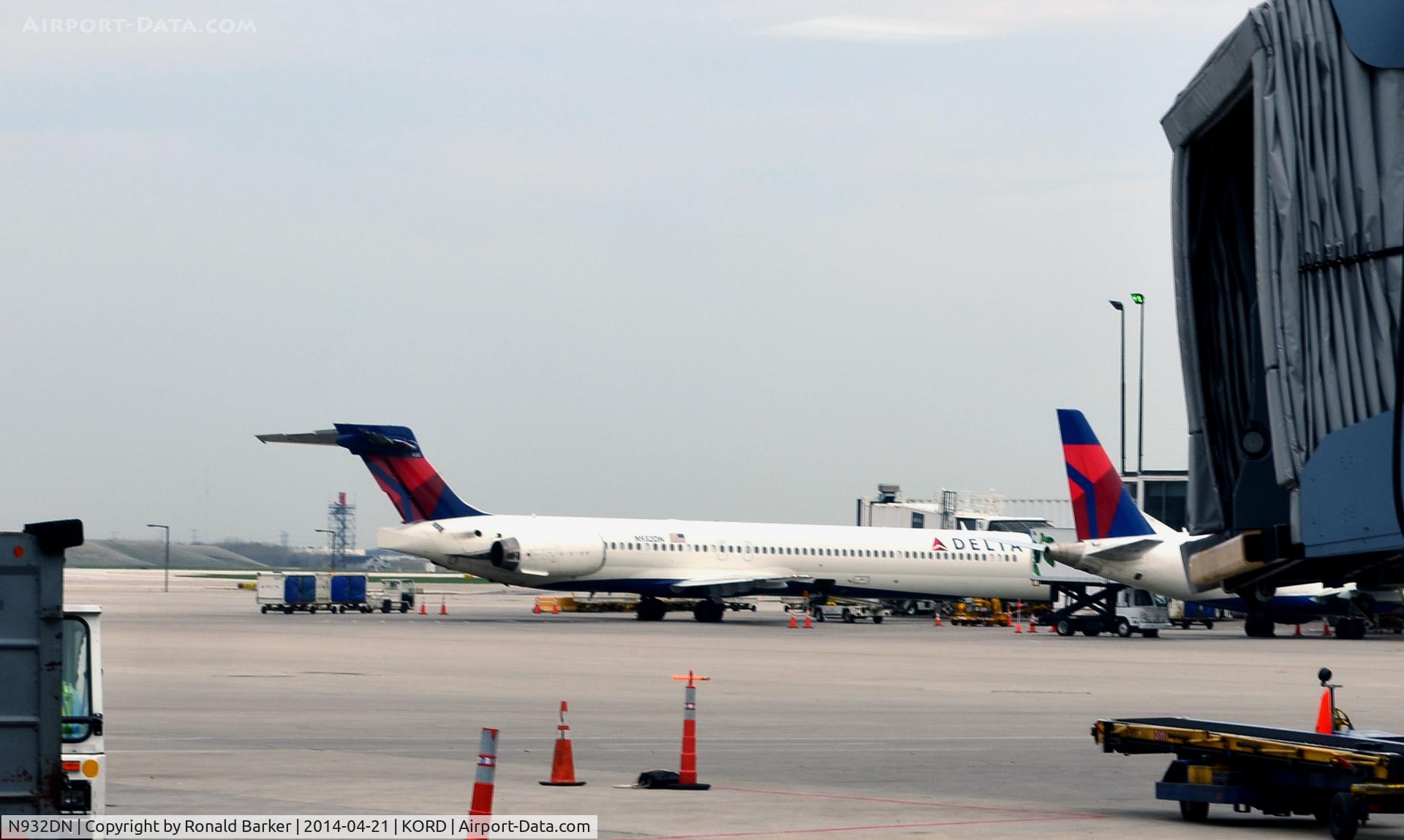 N932DN, 1996 McDonnell Douglas MD-90-30 C/N 53457, O'Hare