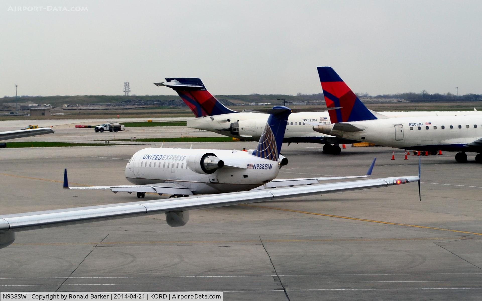 N938SW, 2003 Bombardier CRJ-200LR (CL-600-2B19) C/N 7741, Taxi O'Hare