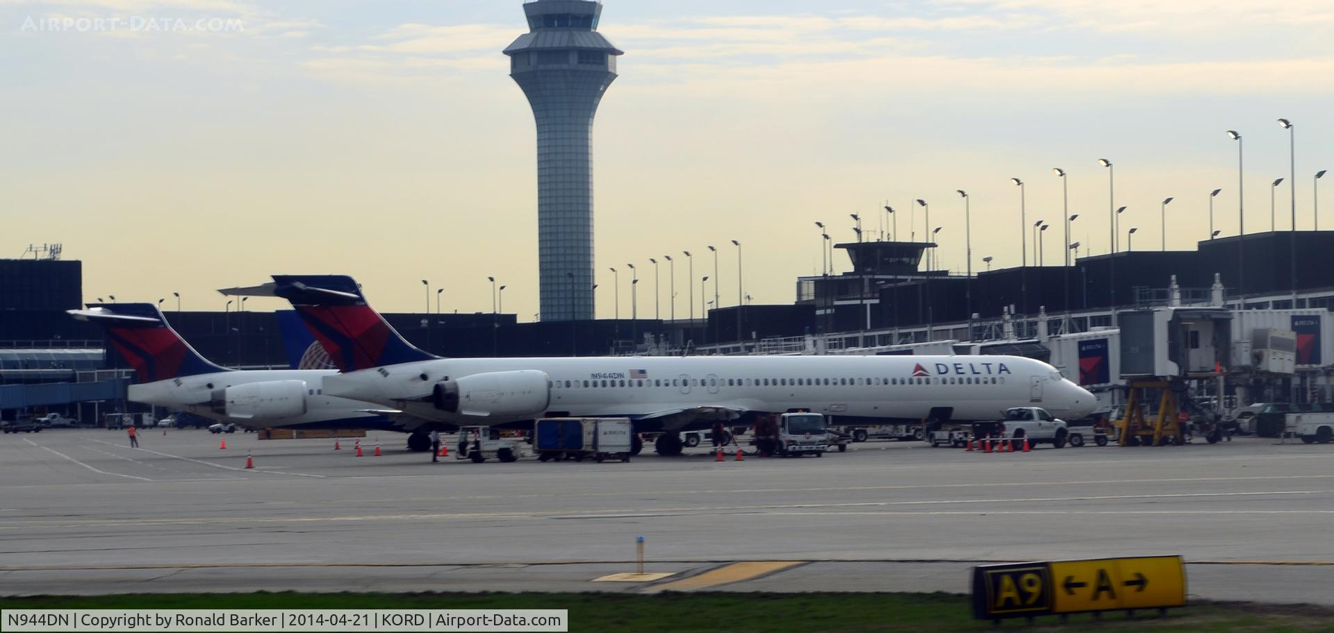 N944DN, 1997 McDonnell Douglas MD-90-30 C/N 53558, O'Hare